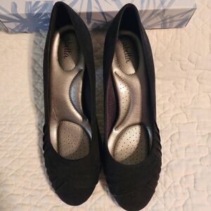 Abella Valeria Black Suede Pumps Sz 9.5